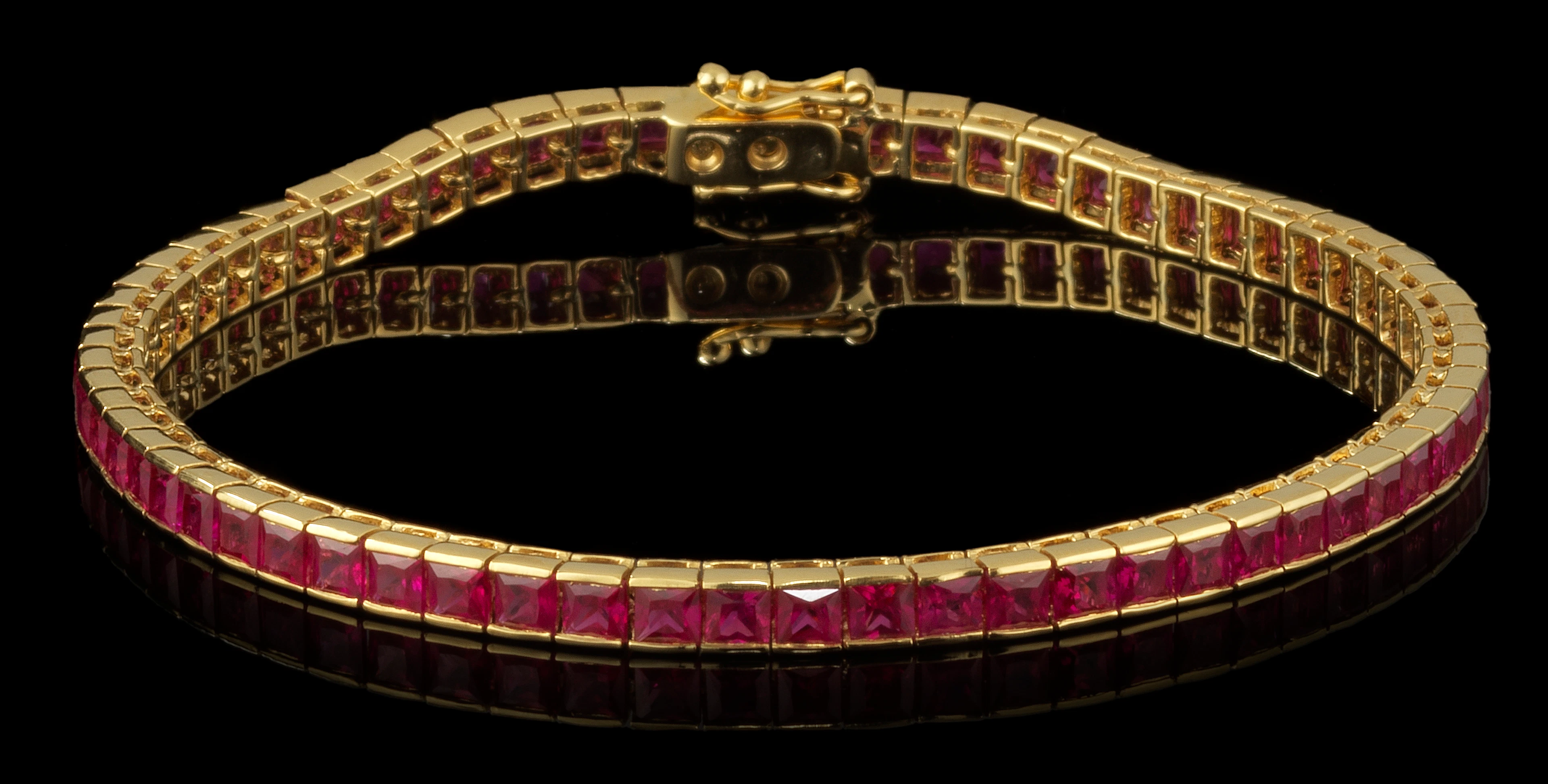 Bracelet serti d'une ligne de rubis calibrés