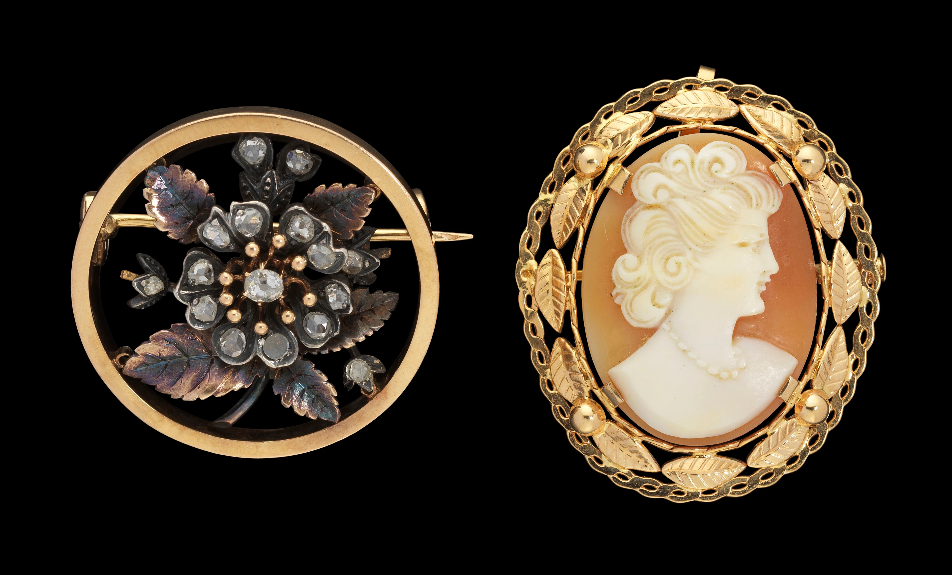 *Broche circulaire centrée d'un motif floral centré d'un diamant taille