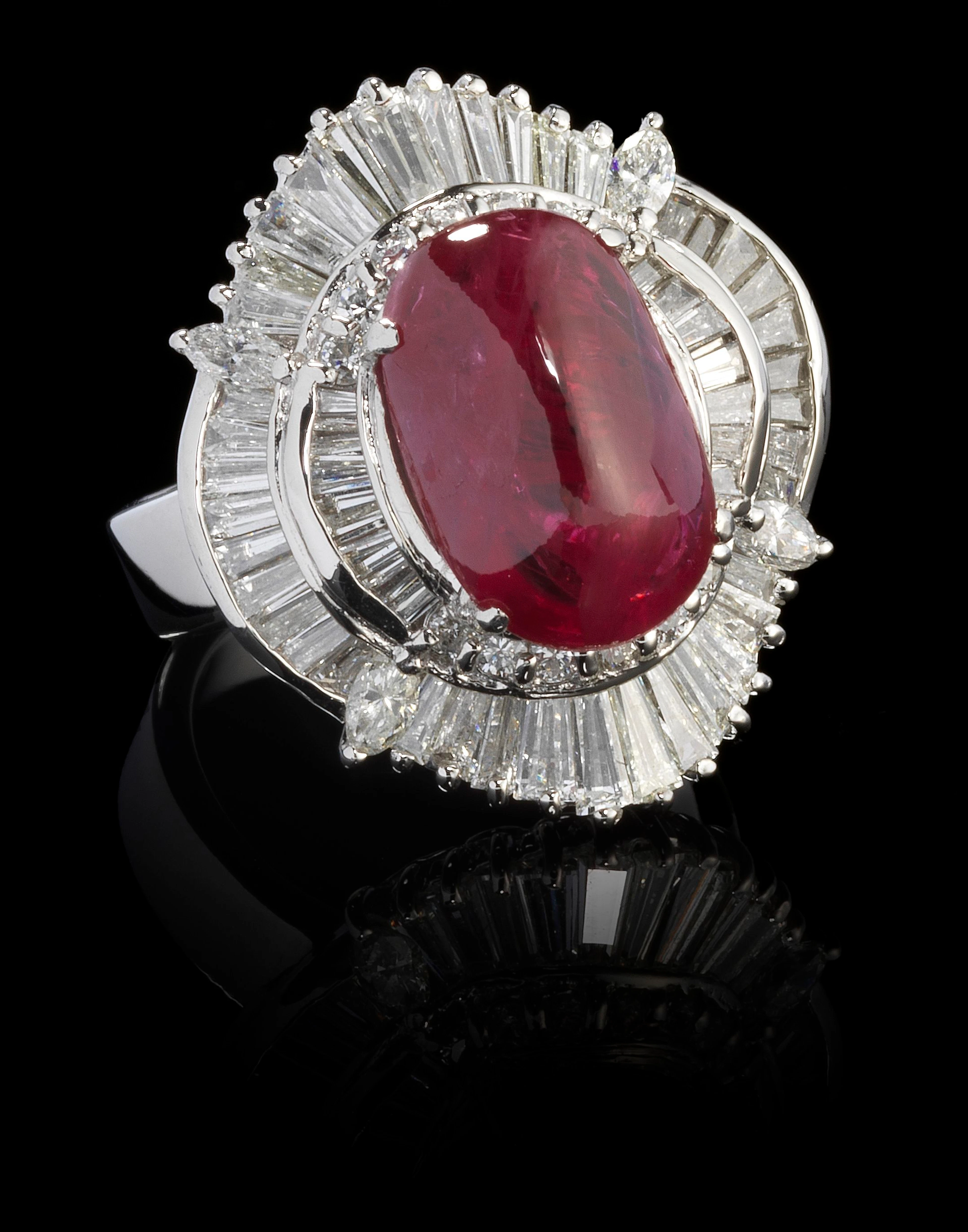 *Bague sertie d'un rubis birman en pain de sucre (7,25 ct)