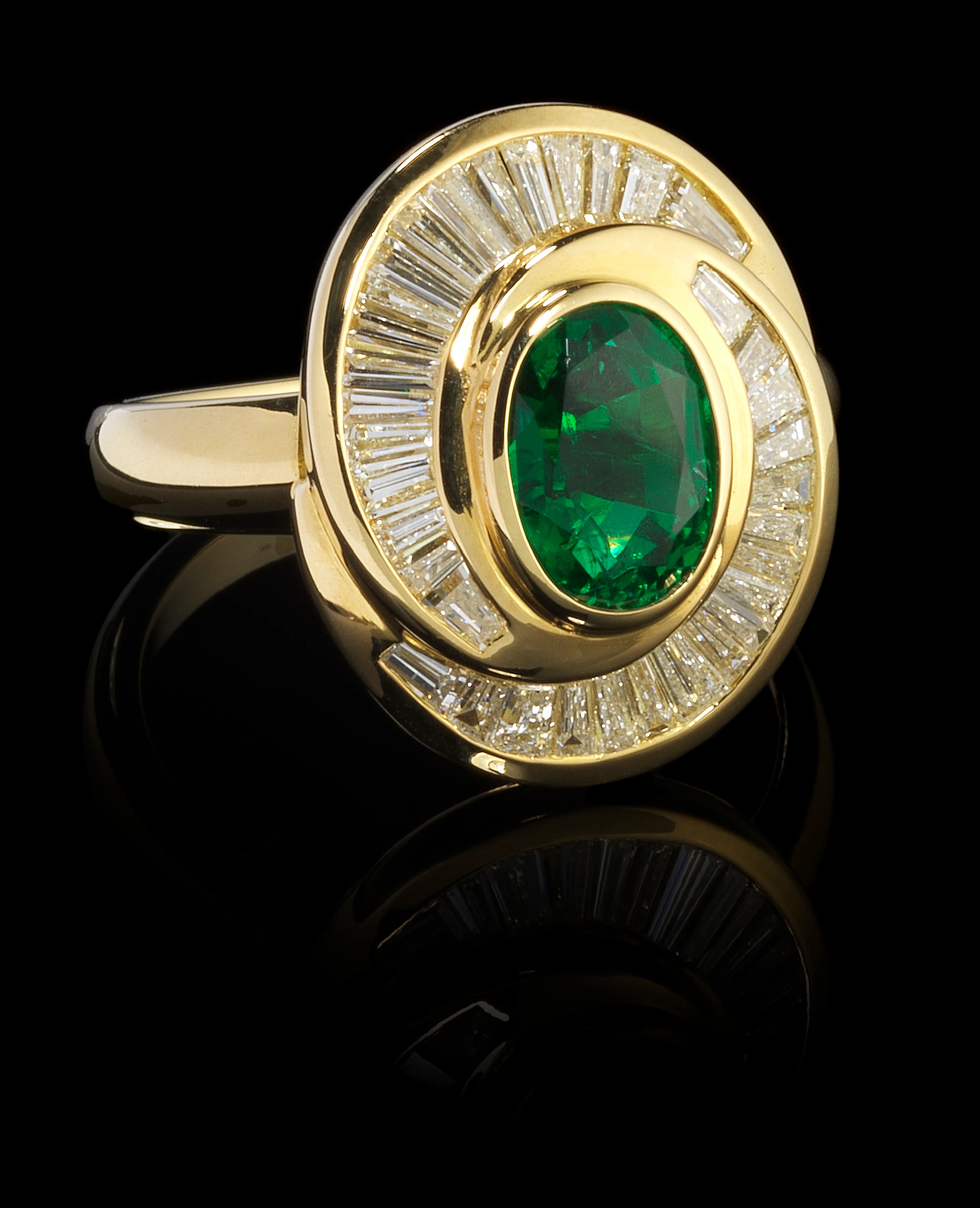 Bague tourbillon sertie d'une émeraude taille ovale (env. 1 ct)