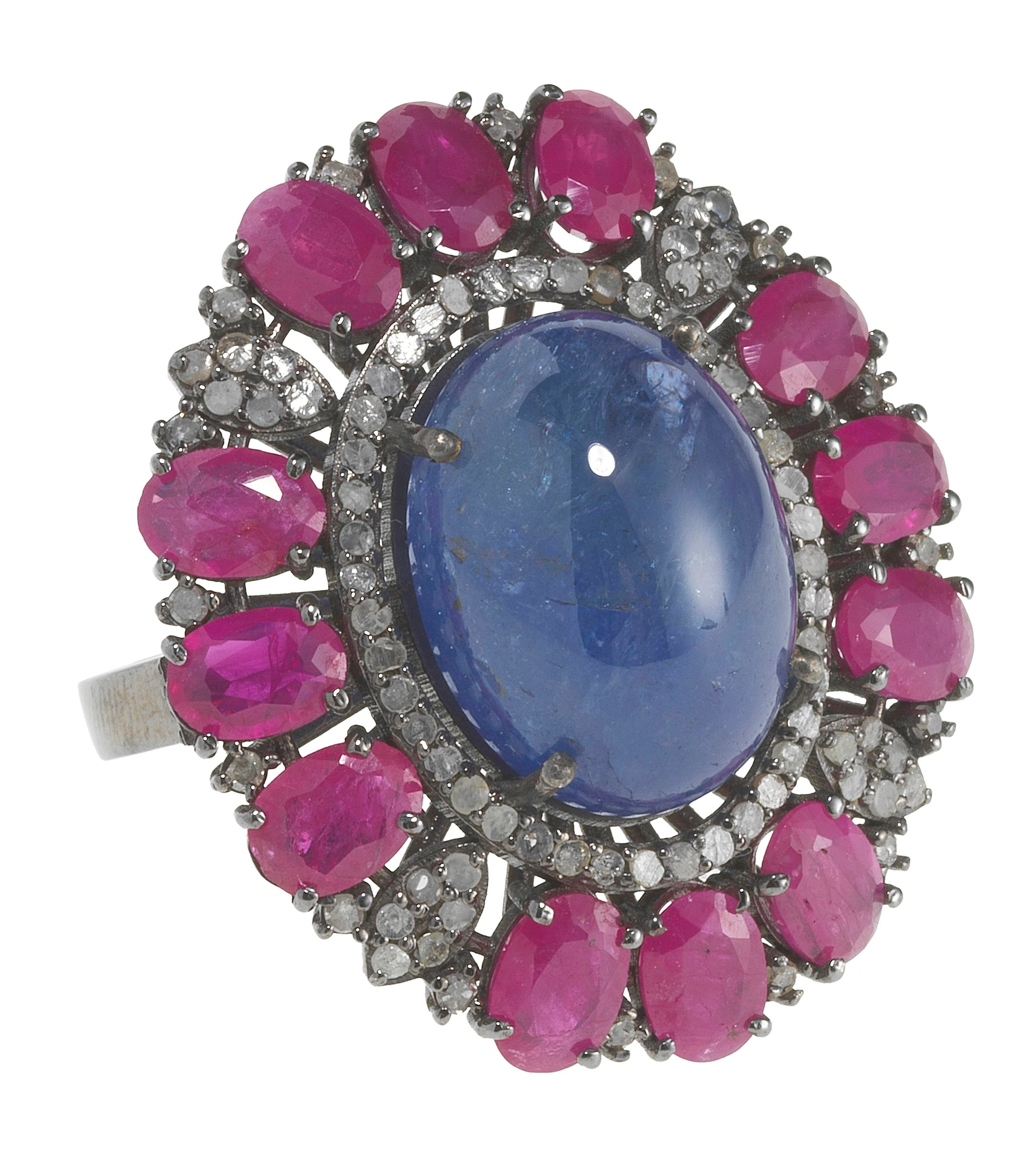 *Bague à plateau ovale centrée d'une tanzanite taille cabochon