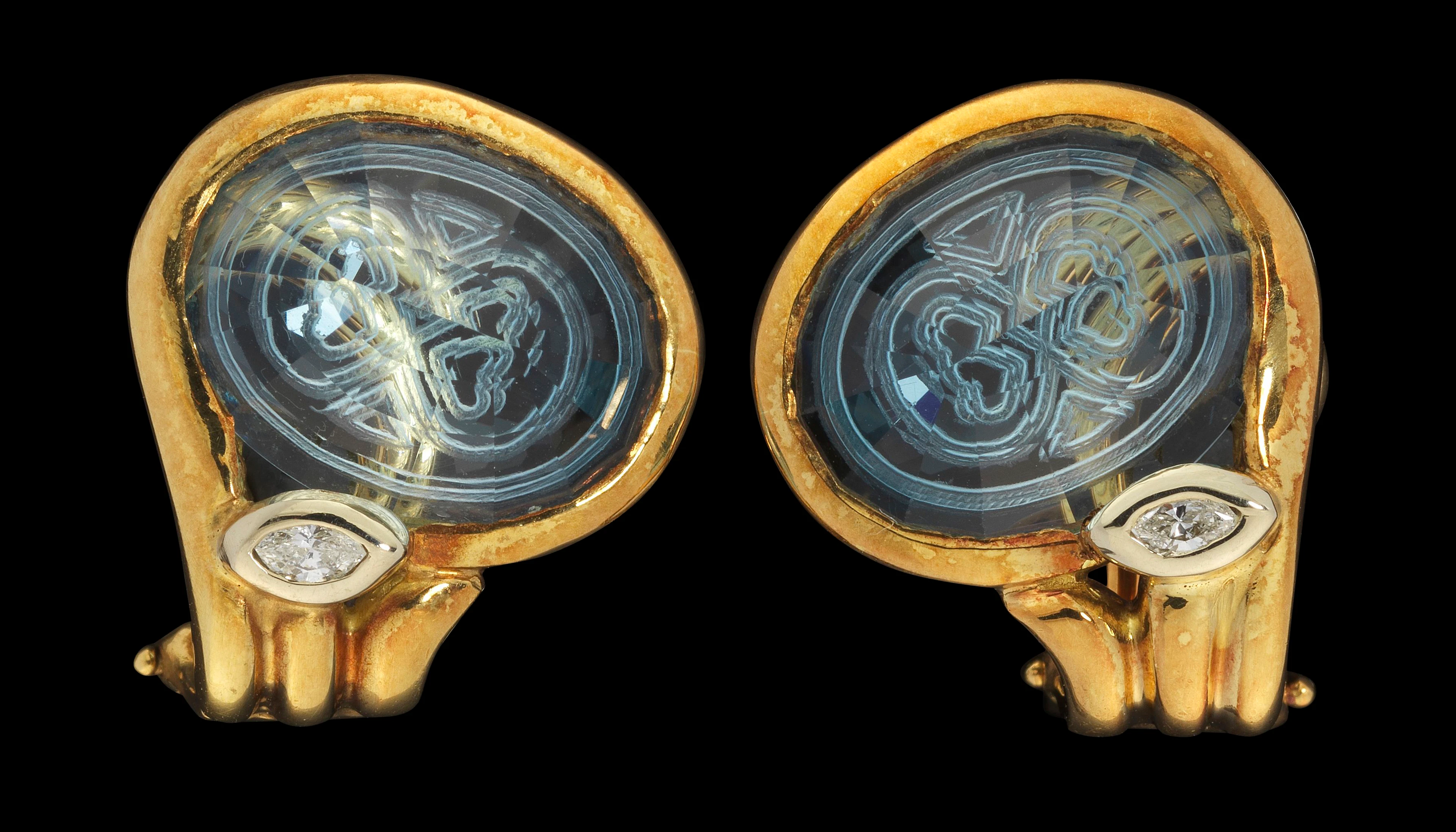 Manfredi, boucles d'oreilles serties d'une topaze bleue sculptée