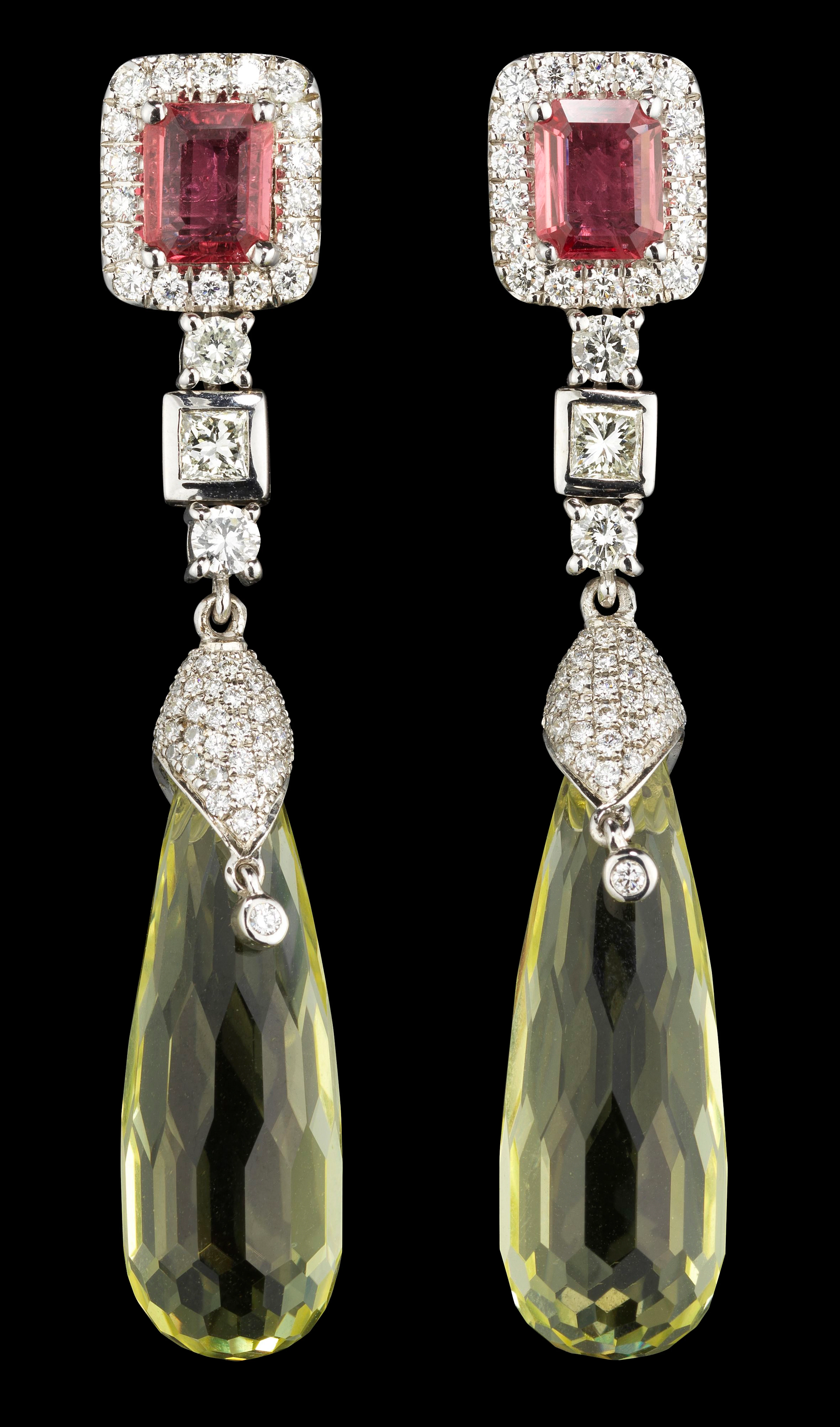 *Pendants d'oreilles sertis chacun d'un saphir padparadscha rose-orangé