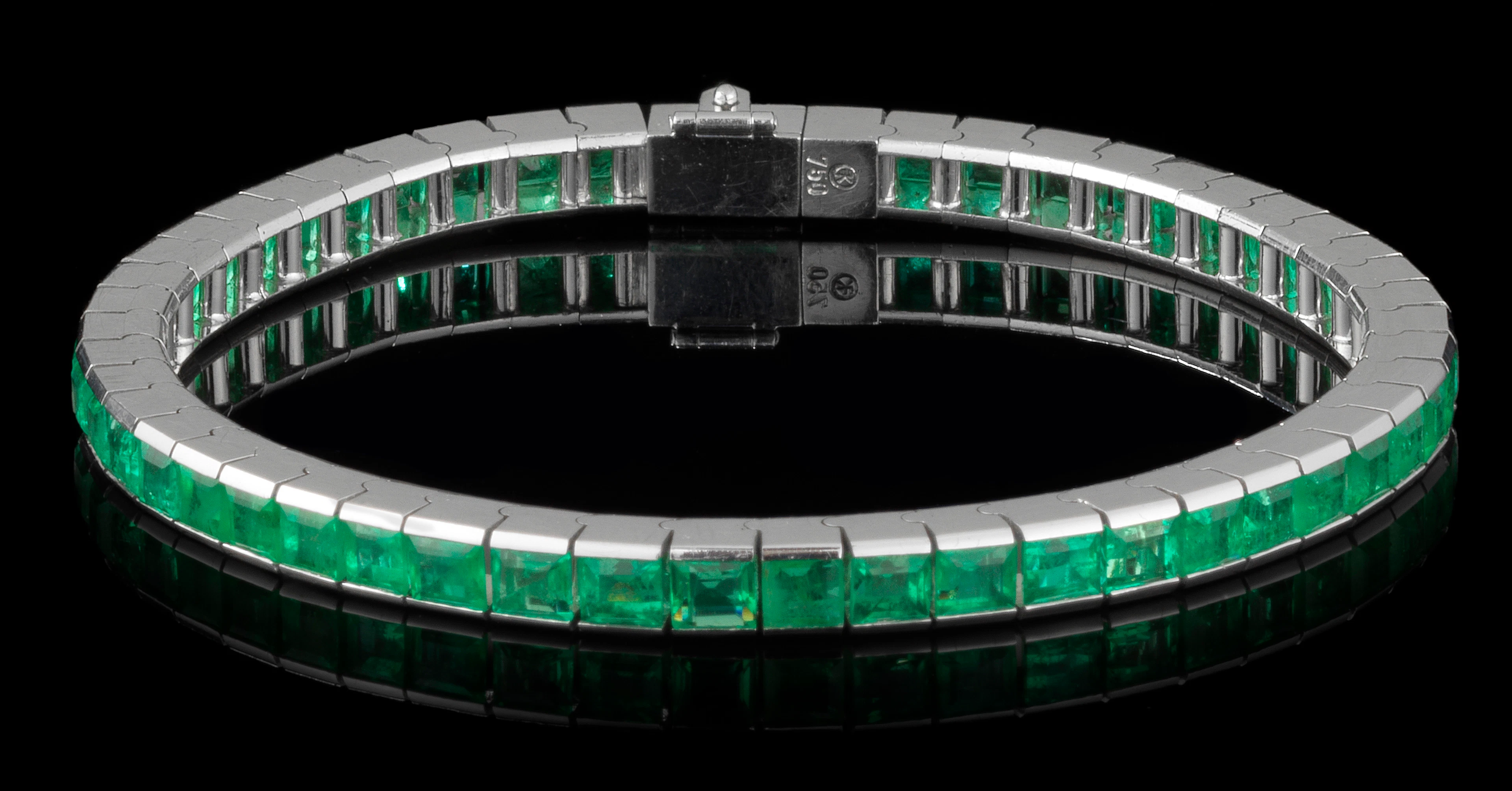 Bracelet serti d'une ligne d'émeraudes calibrées