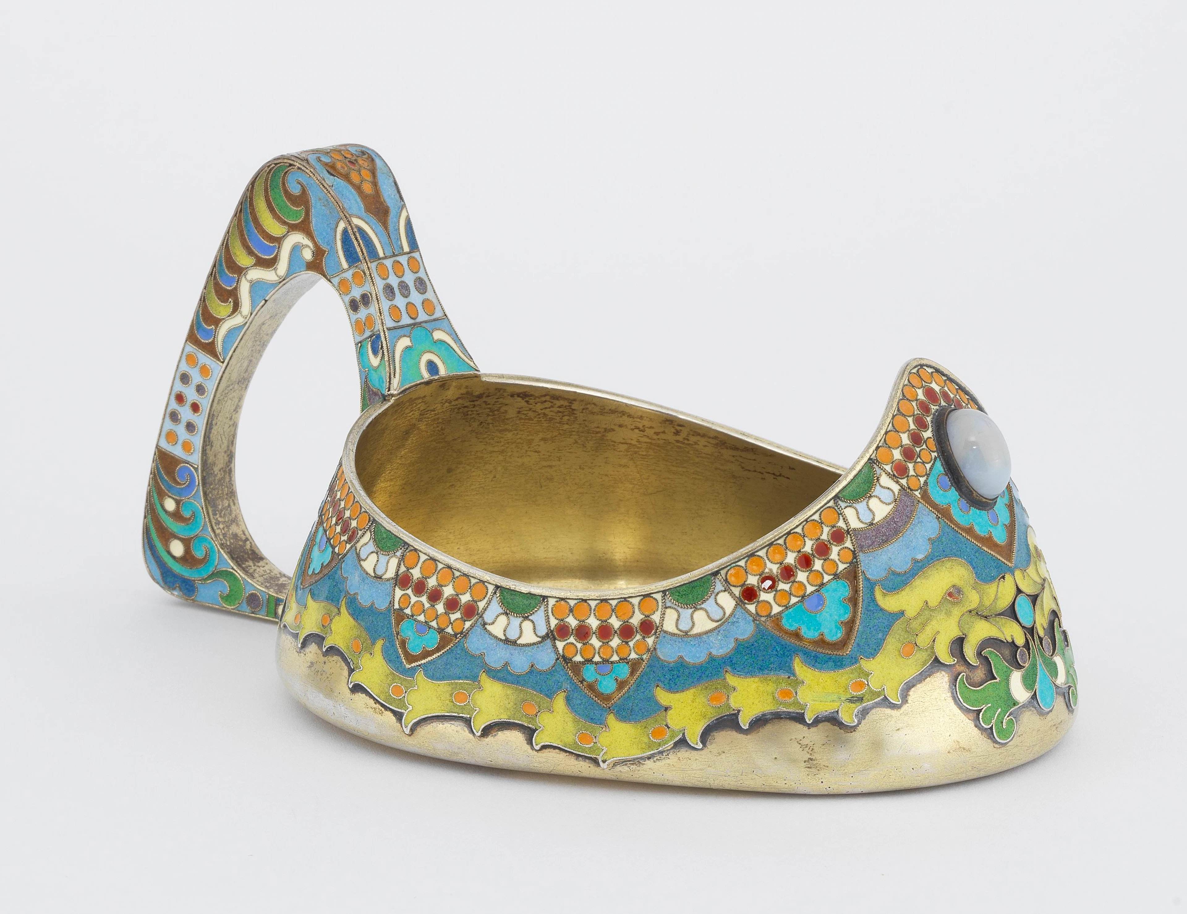 Kovsh à décor fantastique panslave en émaux cloisonnés et calcédoine