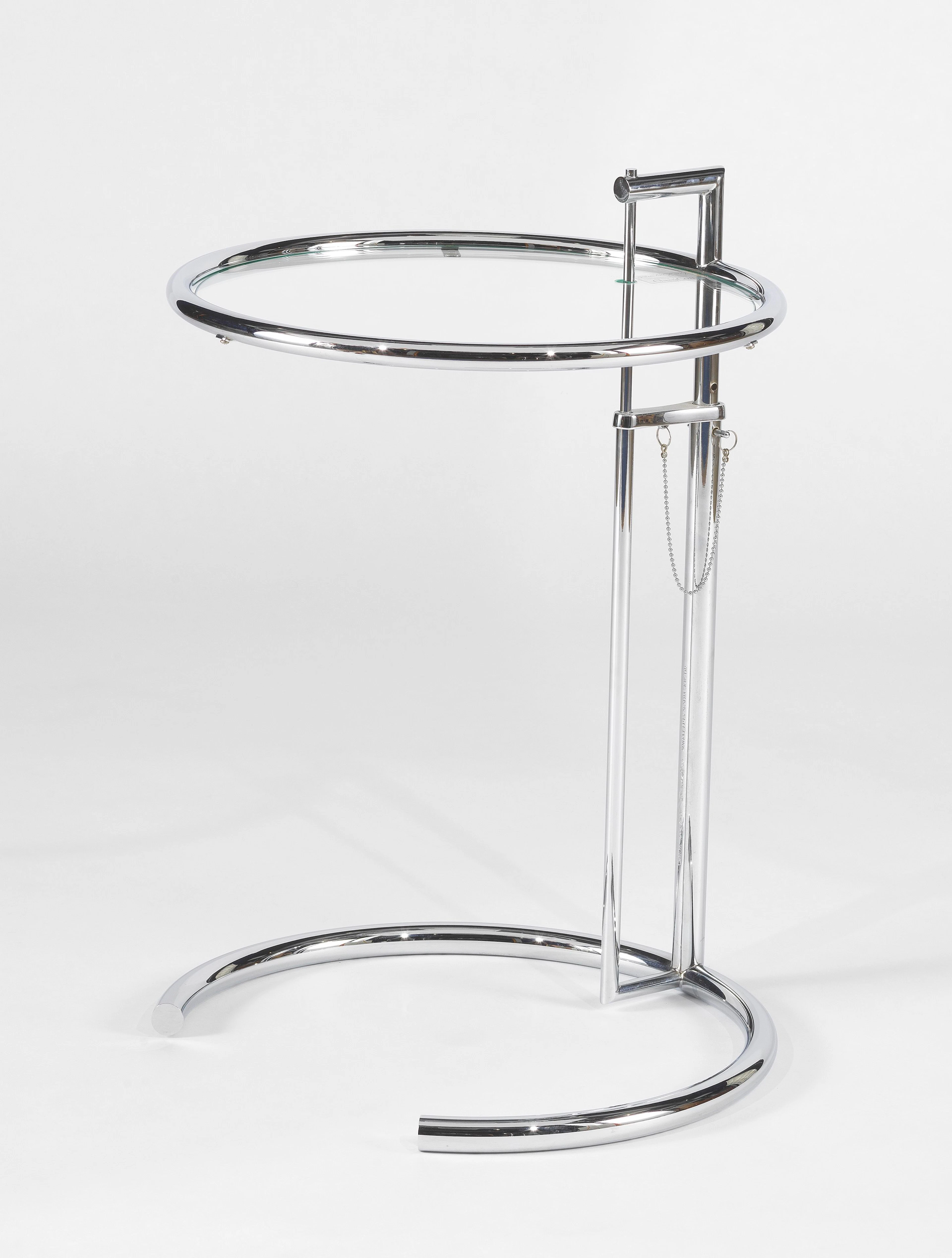 Table d'appoint ajustable E 1027 d'après Eileen Gray (1878-1976)