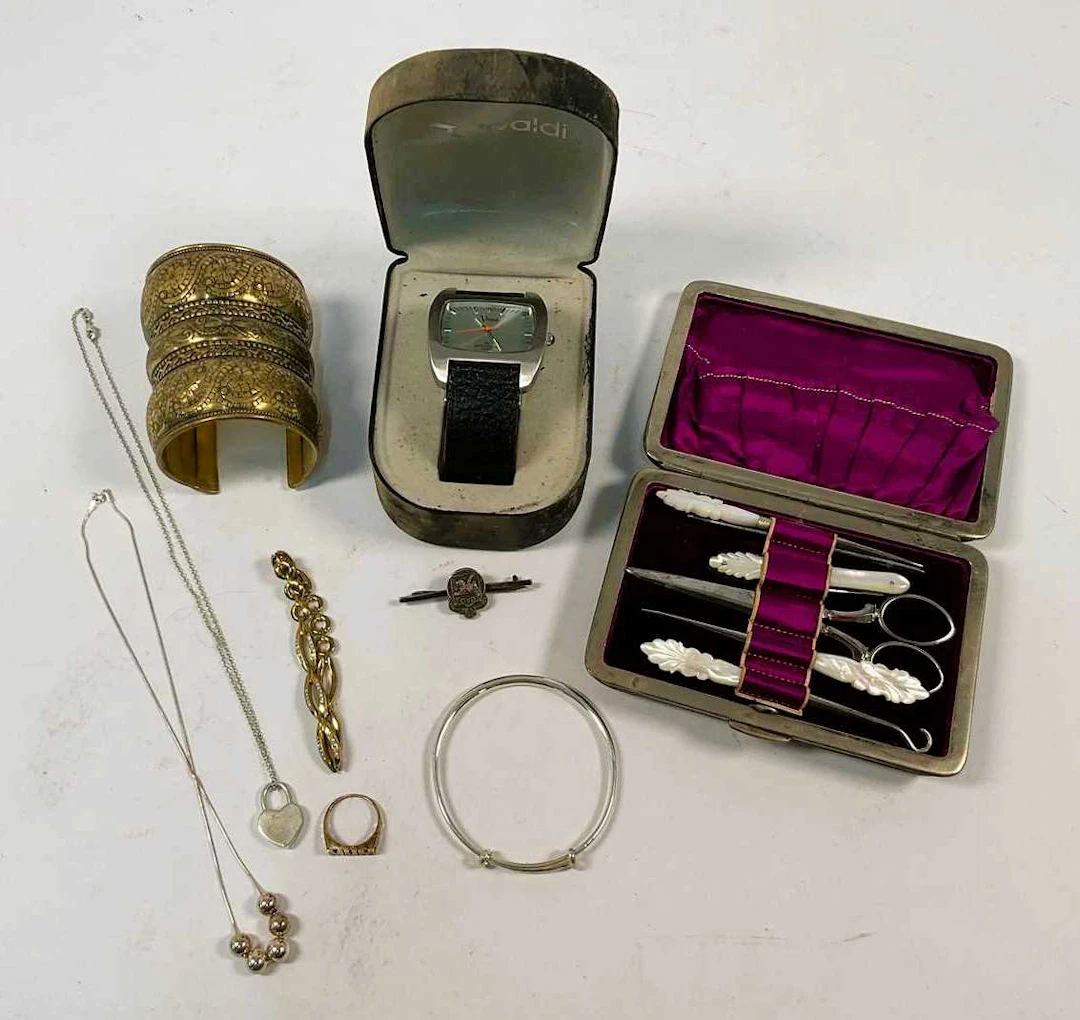 A small amount of costume jewellery