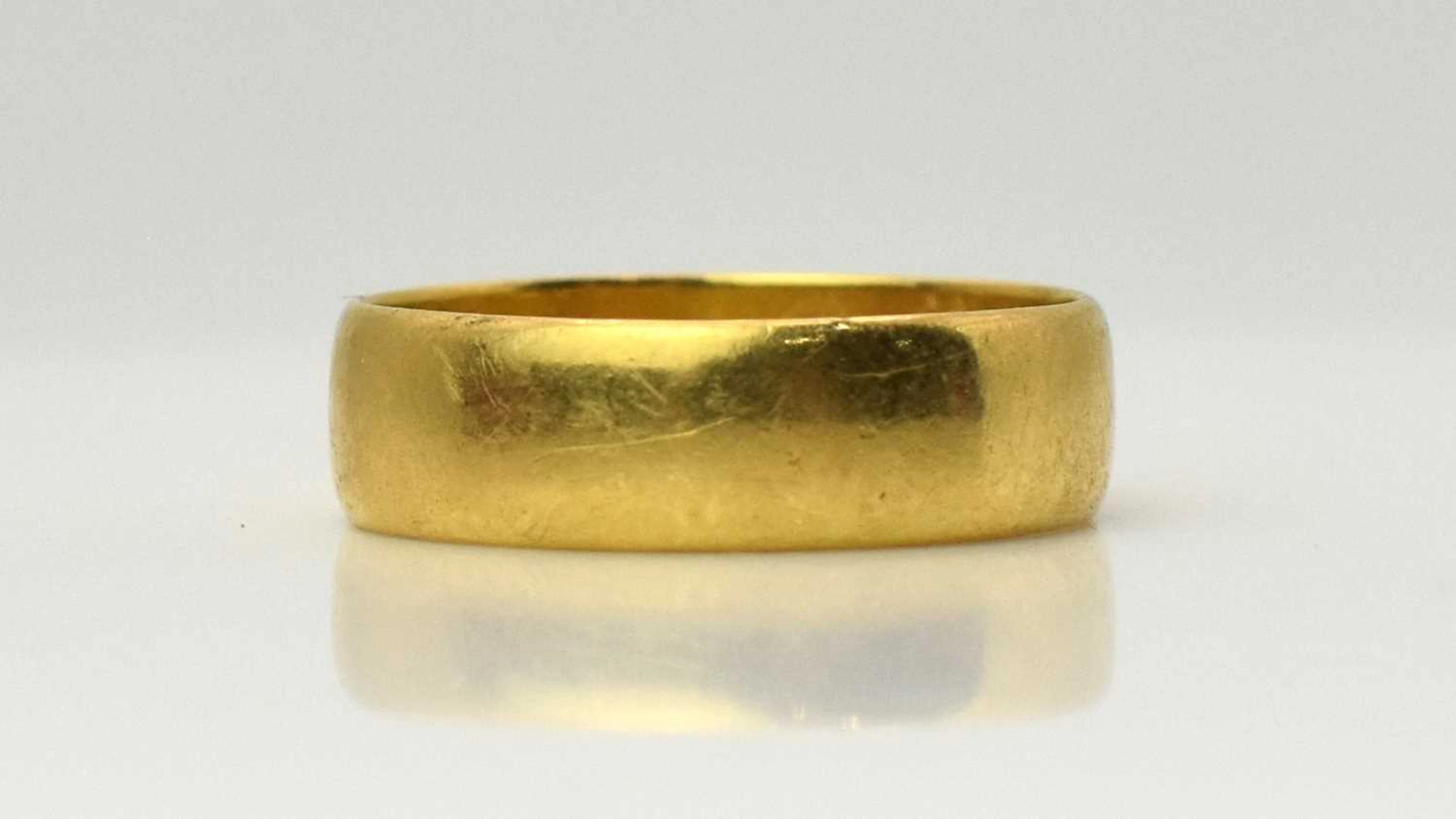 A 22ct yellow gold band ring