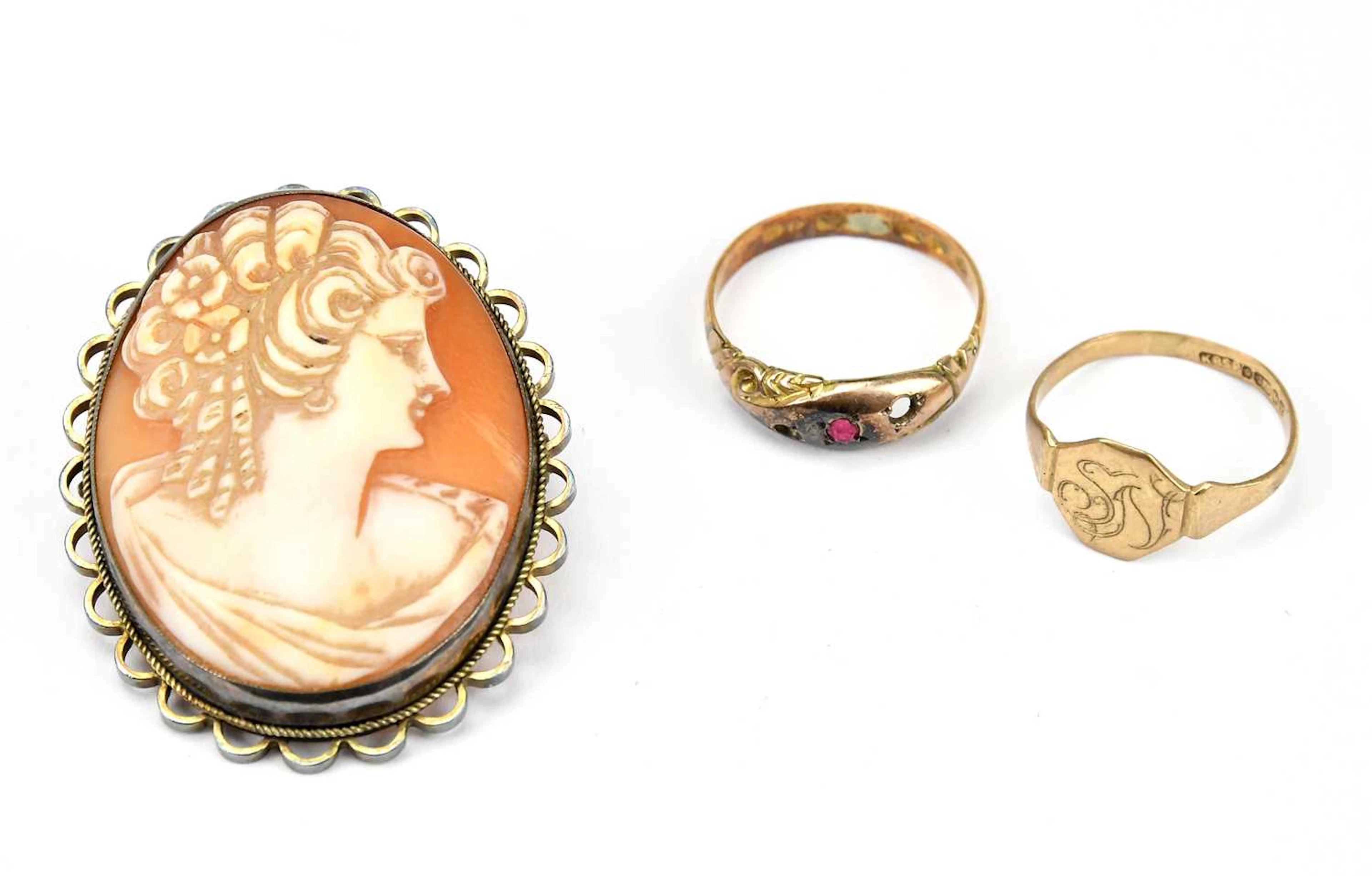 A 9ct yellow gold signet ring