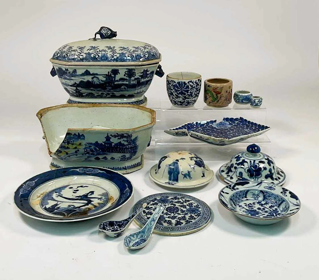 A quantity of Chinese porcelain comprising various pots