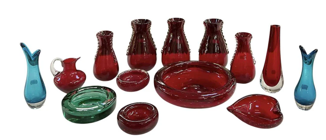 WHITEFRIARS; fourteen pieces of assorted art glass