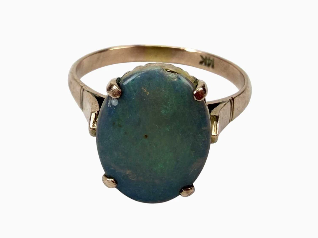 A 14ct yellow gold ring set with an oval opal