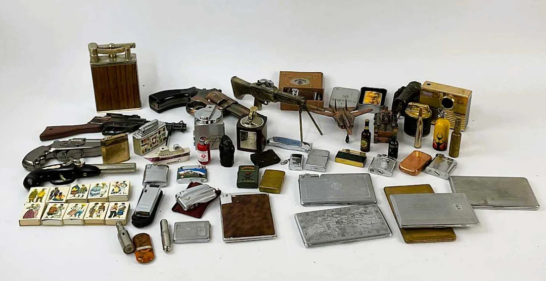 A quantity of smoking related items