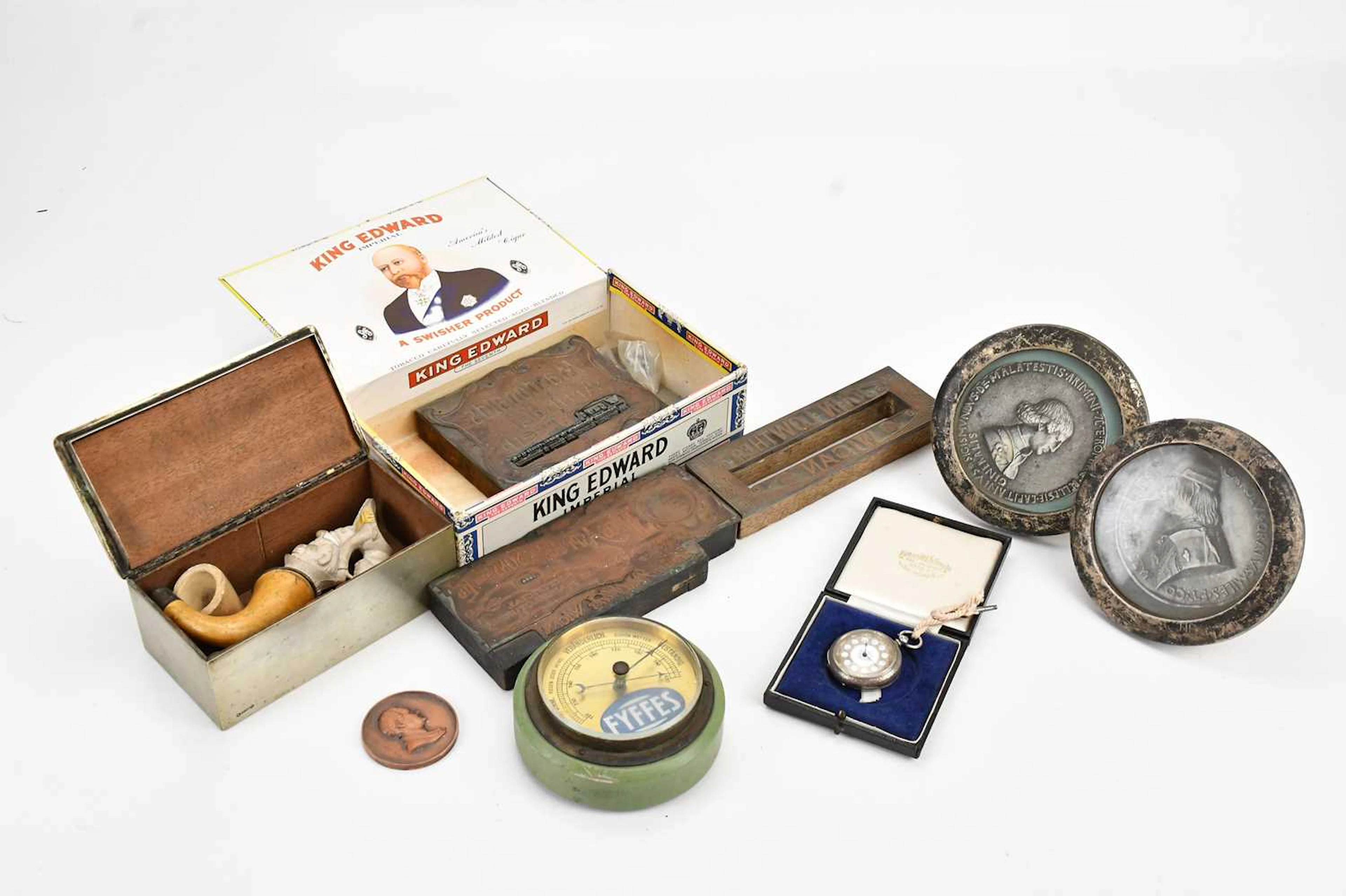 An assortment of collectors' items comprising a vintage...