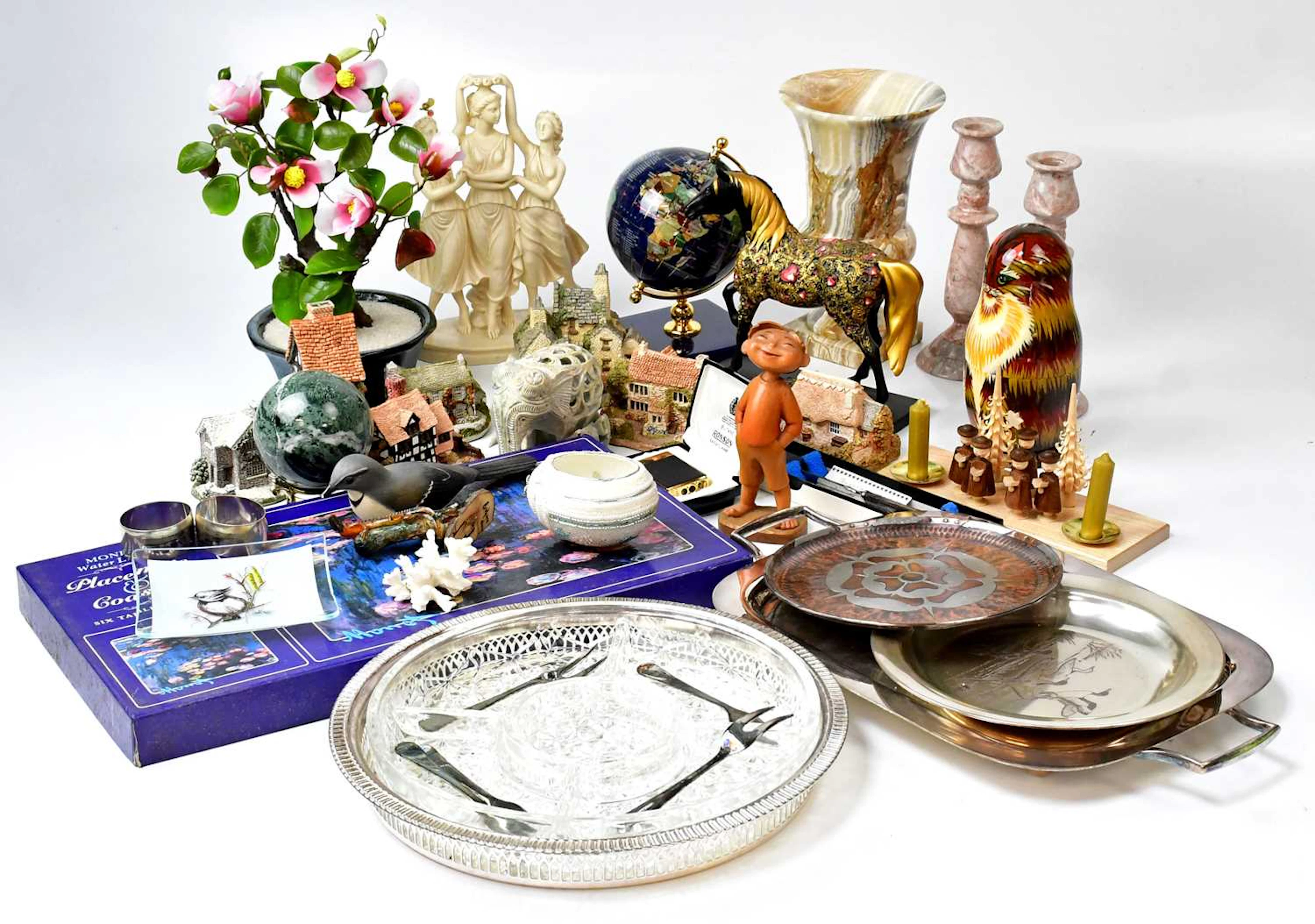 Collectibles to include David Winter cottages