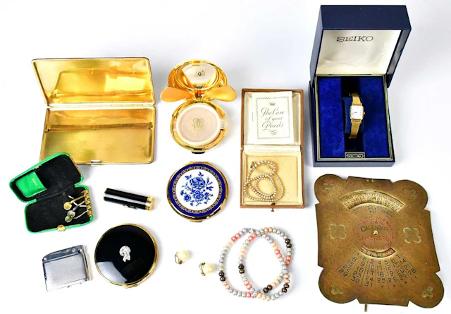 A mixed lot of costume jewellery and collectors' items