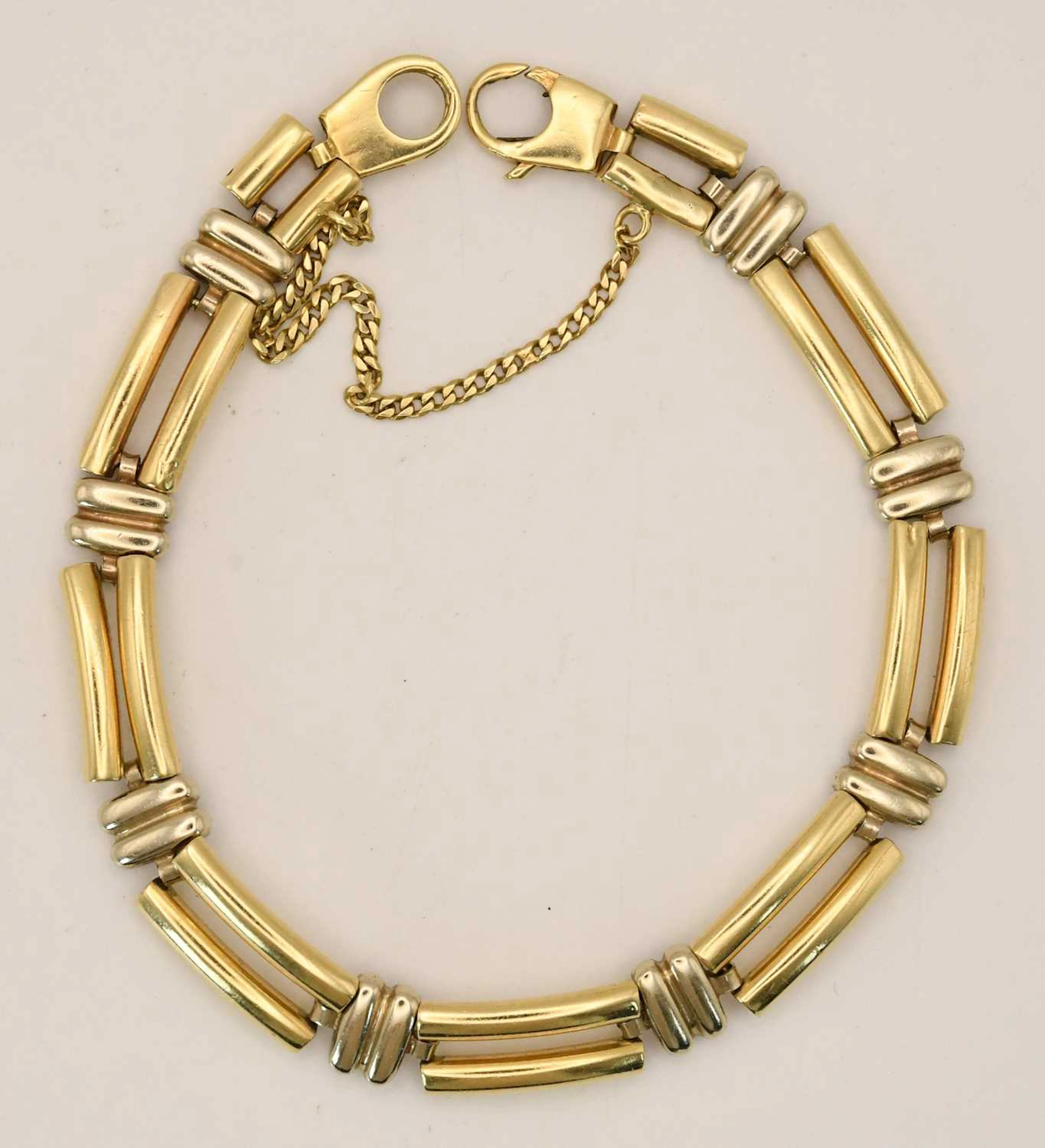 A 14ct yellow gold bracelet