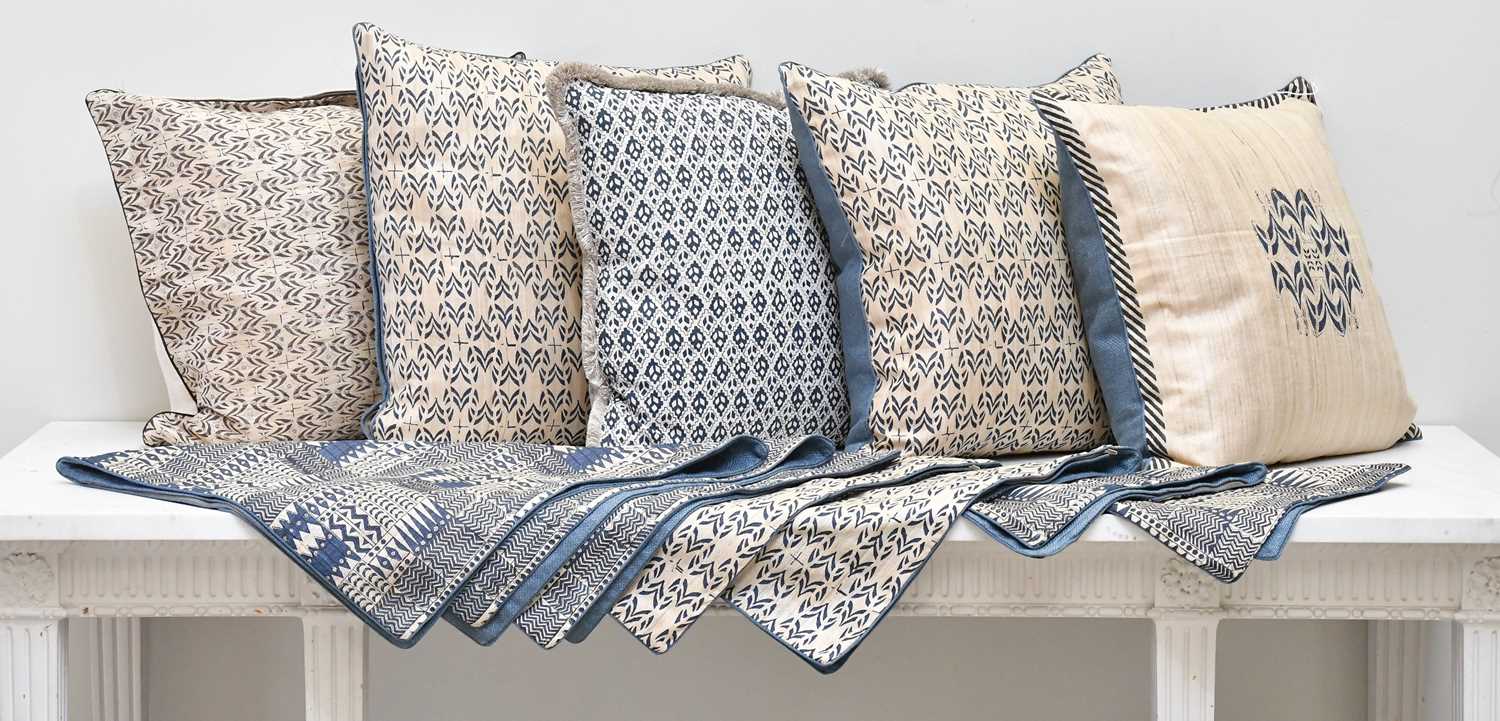 Five tan and blue cushions and bag covers (6)