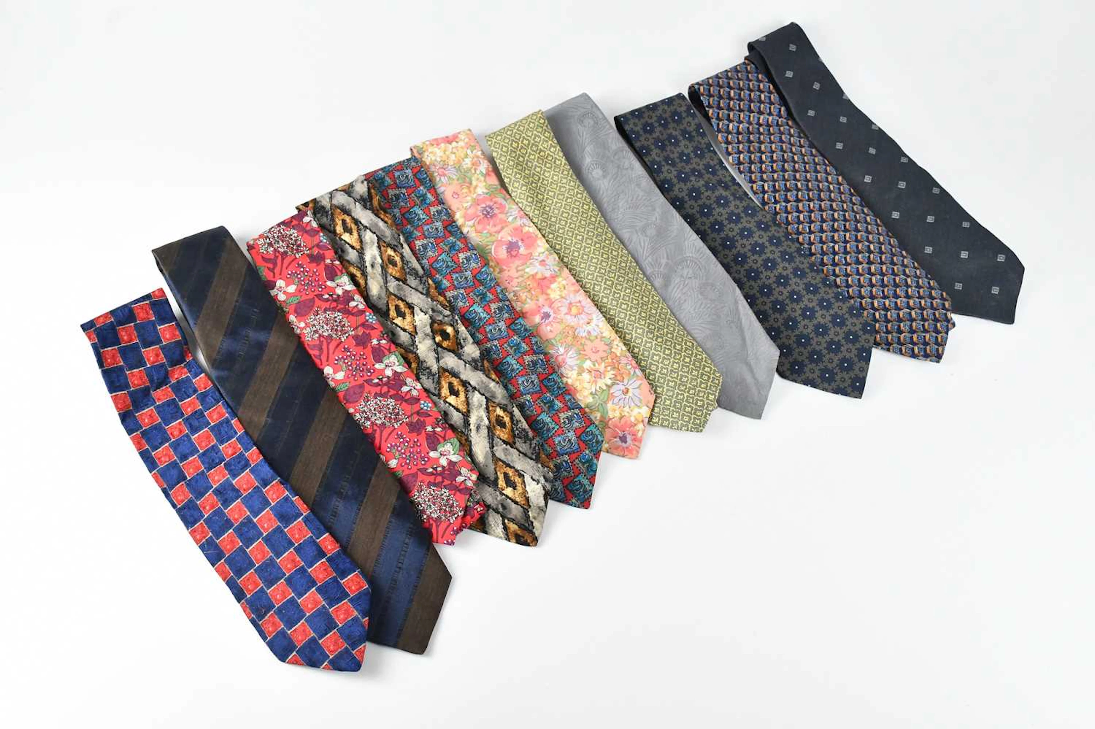 HERMÈS; a khaki green and gold 100% silk gold leaf design tie