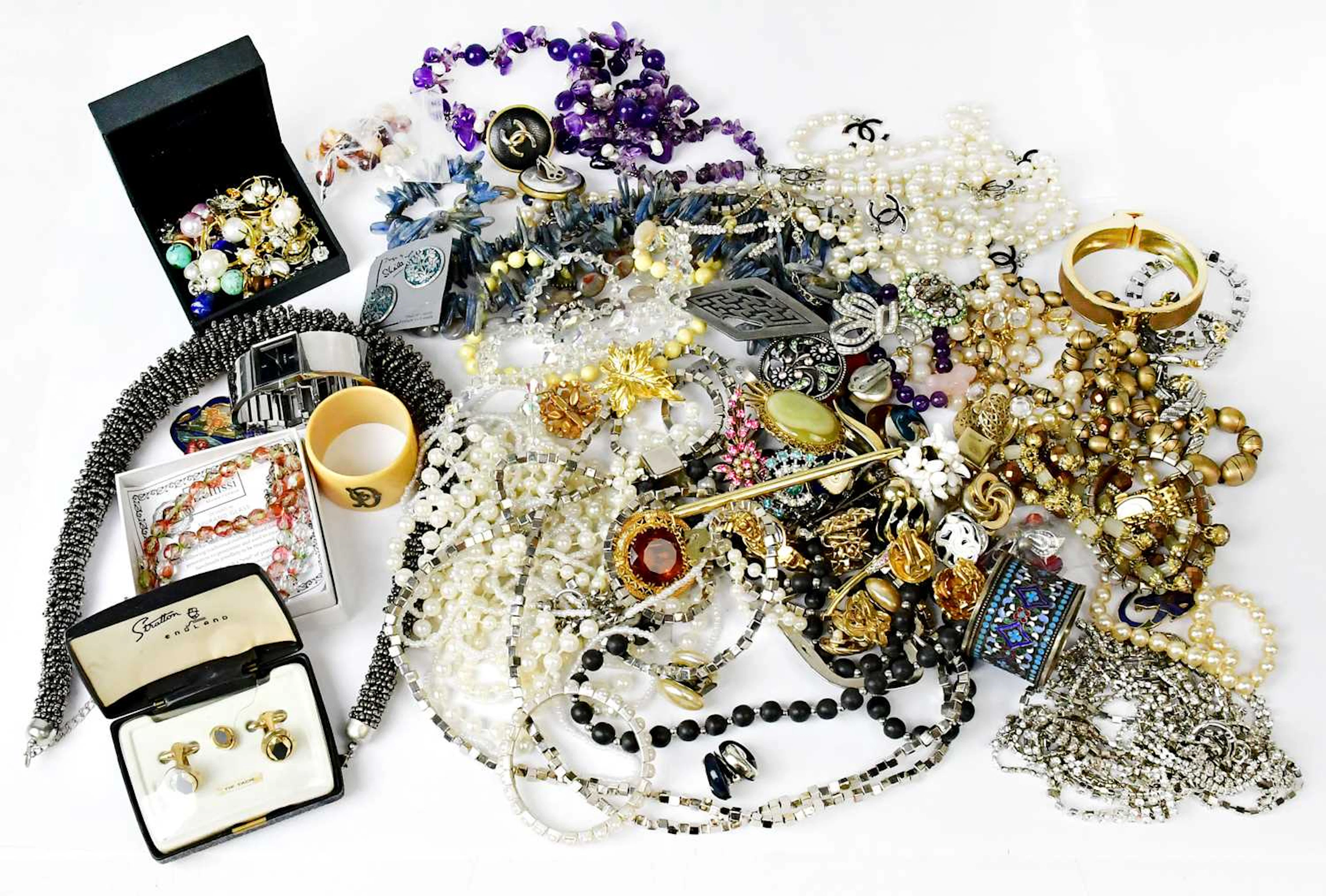 A quantity of vintage and modern costume jewellery
