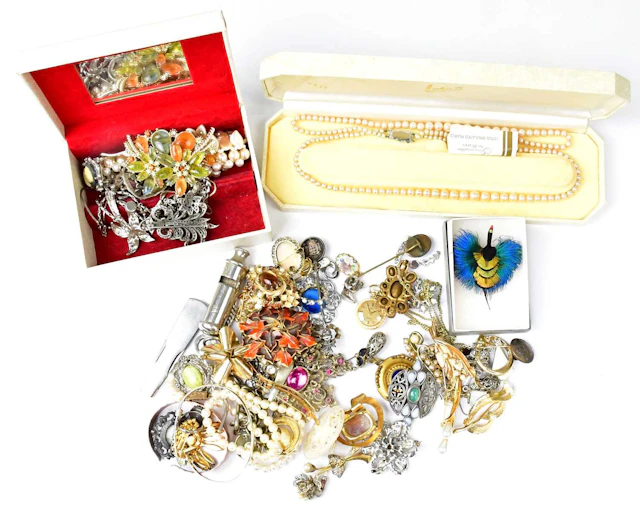 A quantity of vintage costume jewellery