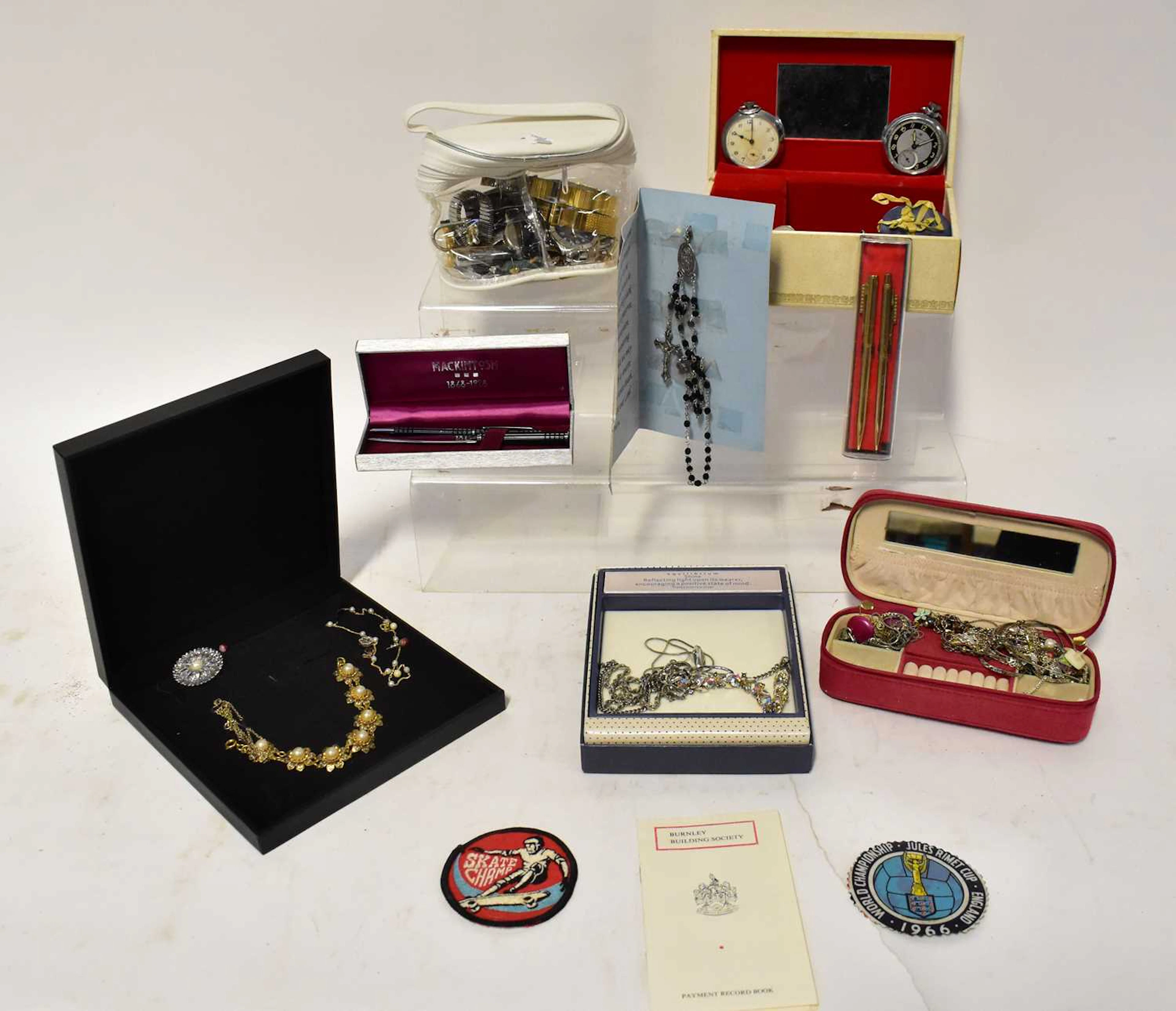 A quantity of costume jewellery