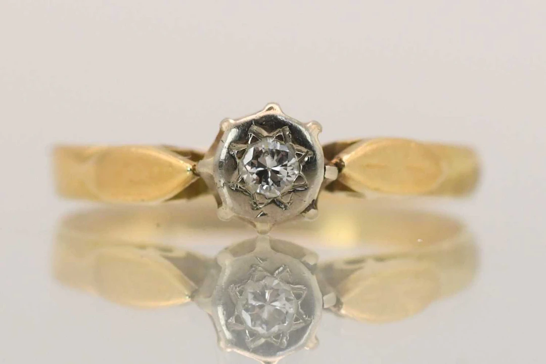 An 18ct yellow gold illusion set diamond ring