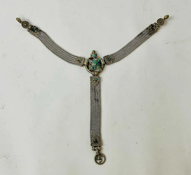 A 19th century Tibetan silver and turquoise belt ornament (Gyenzen)