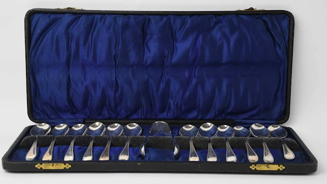 A cased set of twelve George V hallmarked silver coffee spoons