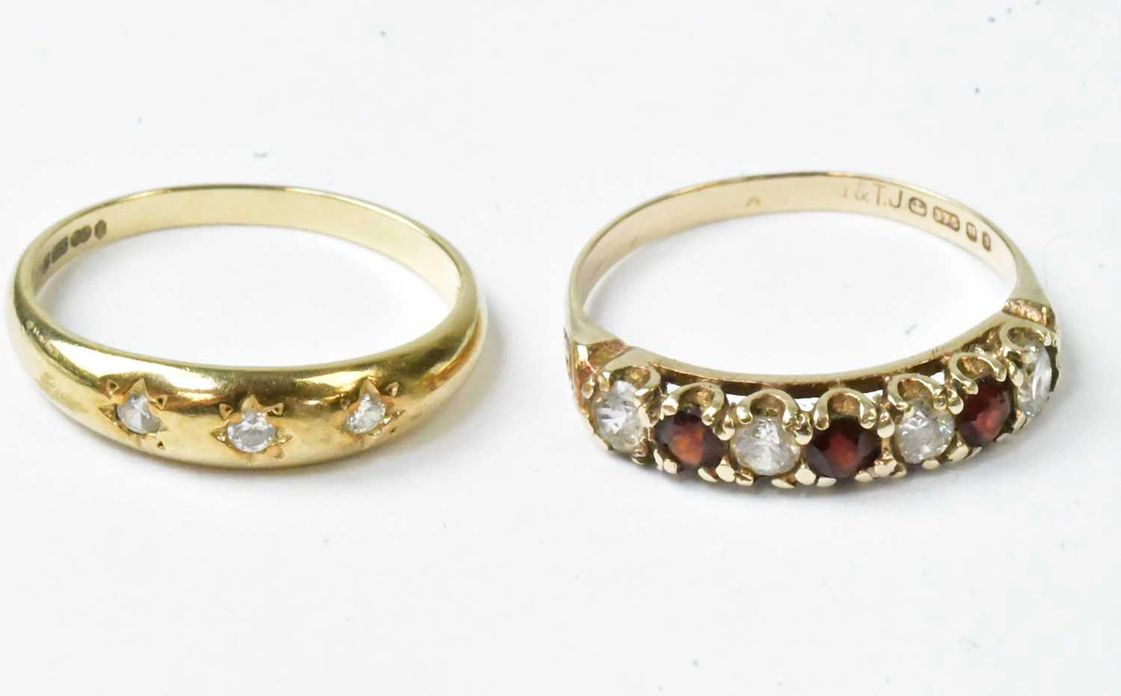 A 9ct yellow gold ring set with red and white stones