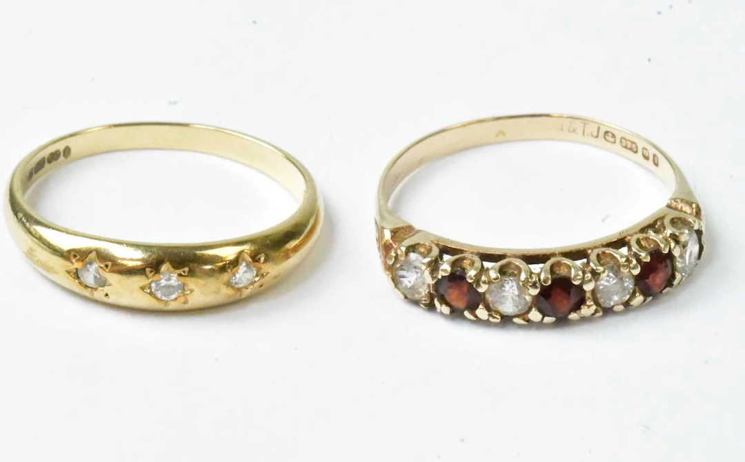 A 9ct yellow gold ring set with red and white stones