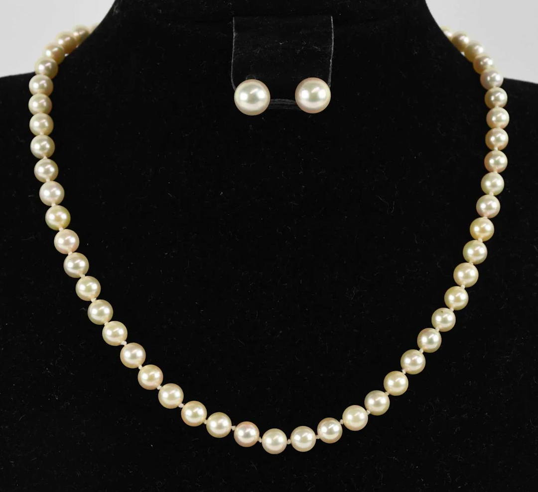 A single strand cultured pearl bead necklace