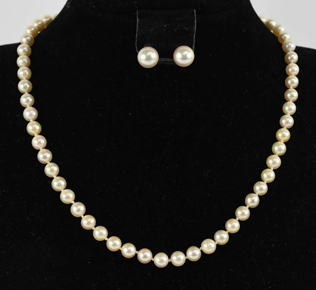 A single strand cultured pearl bead necklace