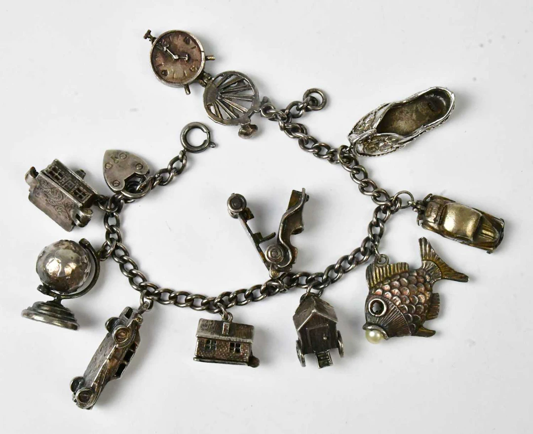 A silver curb link bracelet with a heart-shaped padlock clasp