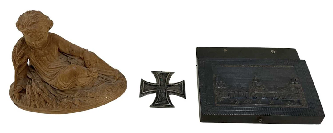 An early 20th century snuff box lid