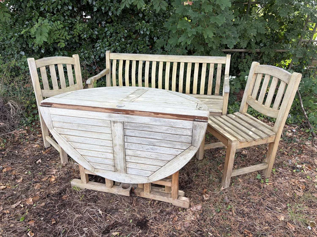 LINDSEY; a garden gateleg table