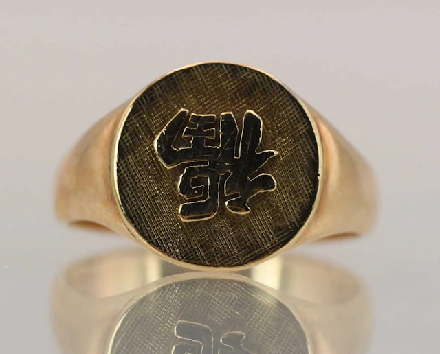 A 14ct yellow gold small signet/pinky ring