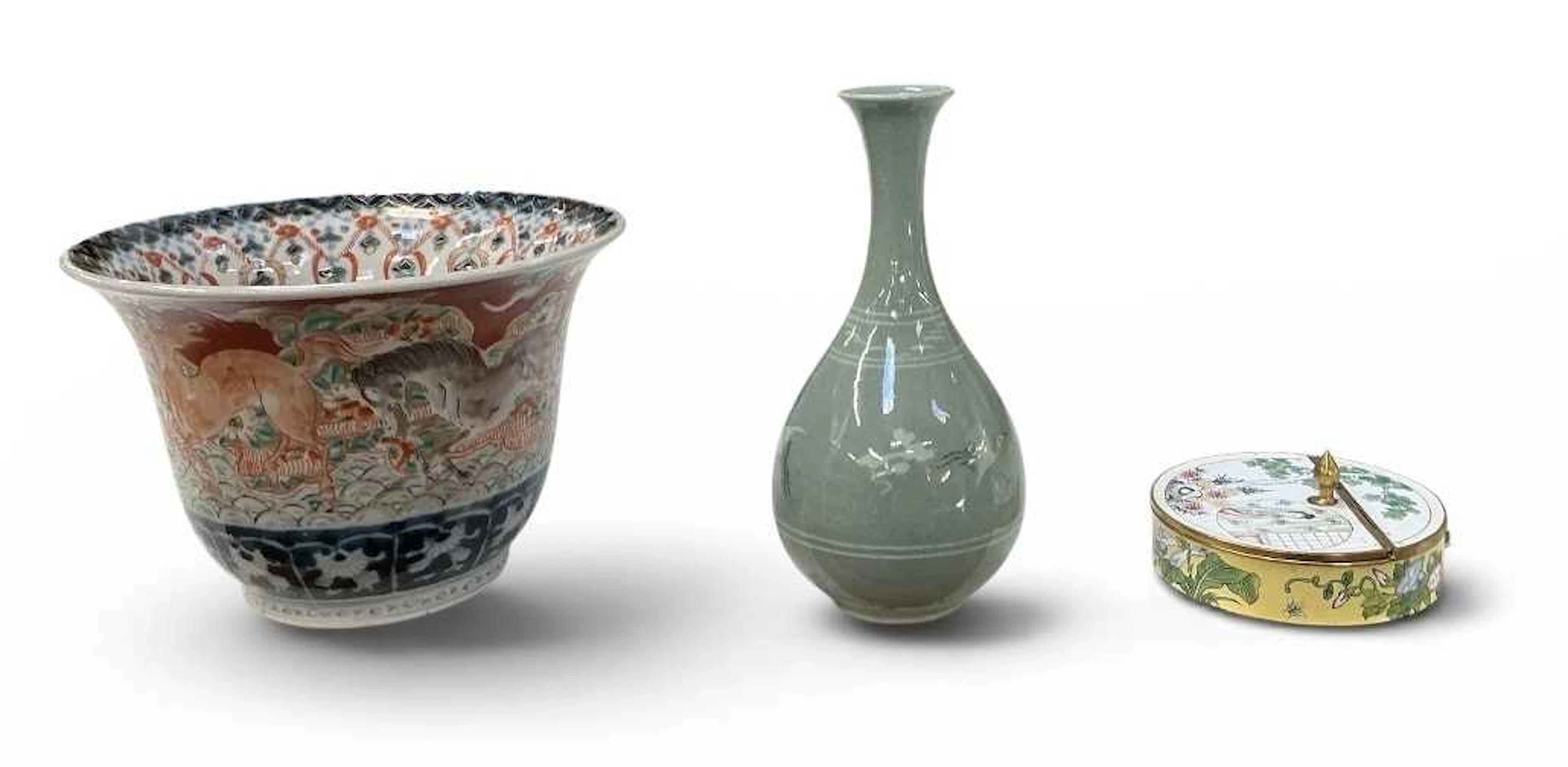 A modern Chinese hand painted Imari decorated porcelain circular bowl