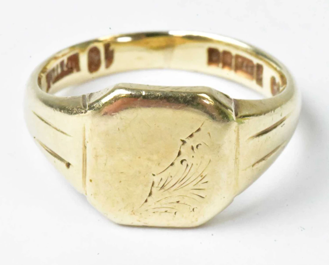A 9ct yellow gold signet ring with foliate engraving (rubbed)