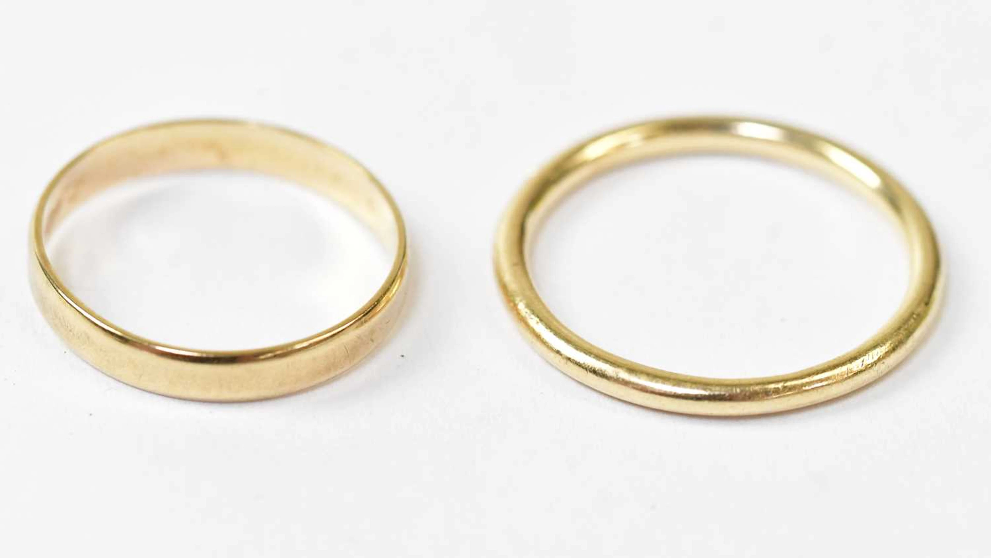 A 9ct yellow gold wedding band