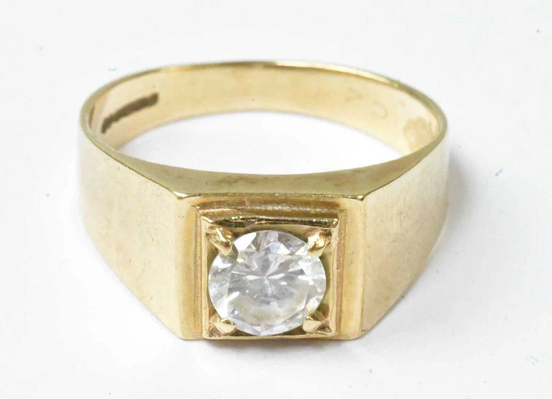 A 9ct yellow gold ring set with a white stone