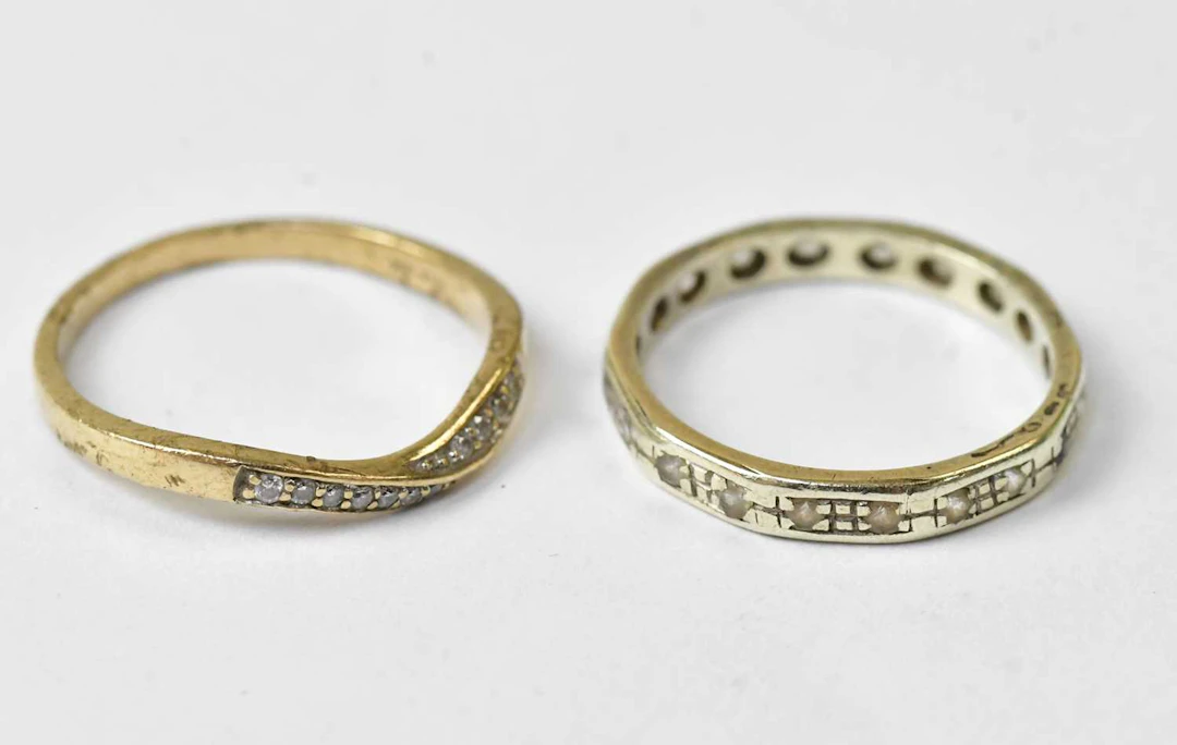A 9ct white gold band ring set with white spinel