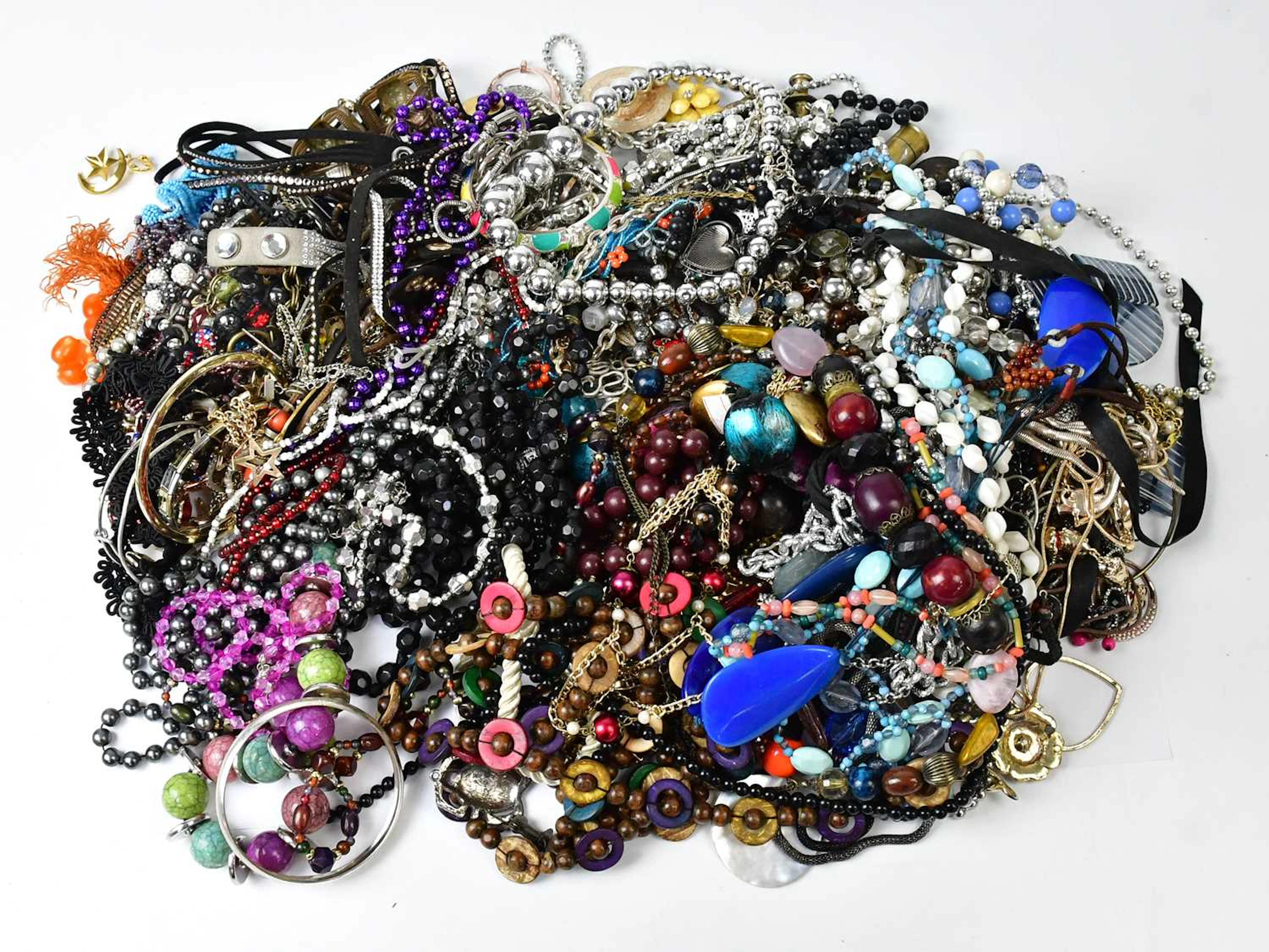 A quantity of costume jewellery