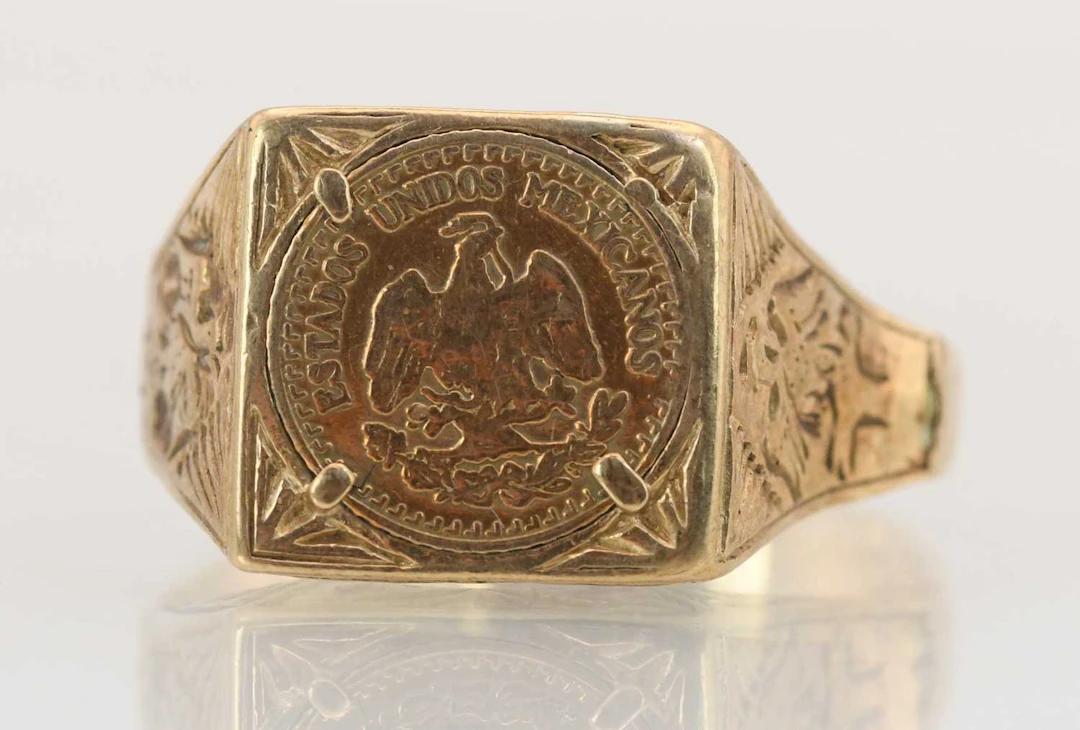 A 9ct yellow gold ring