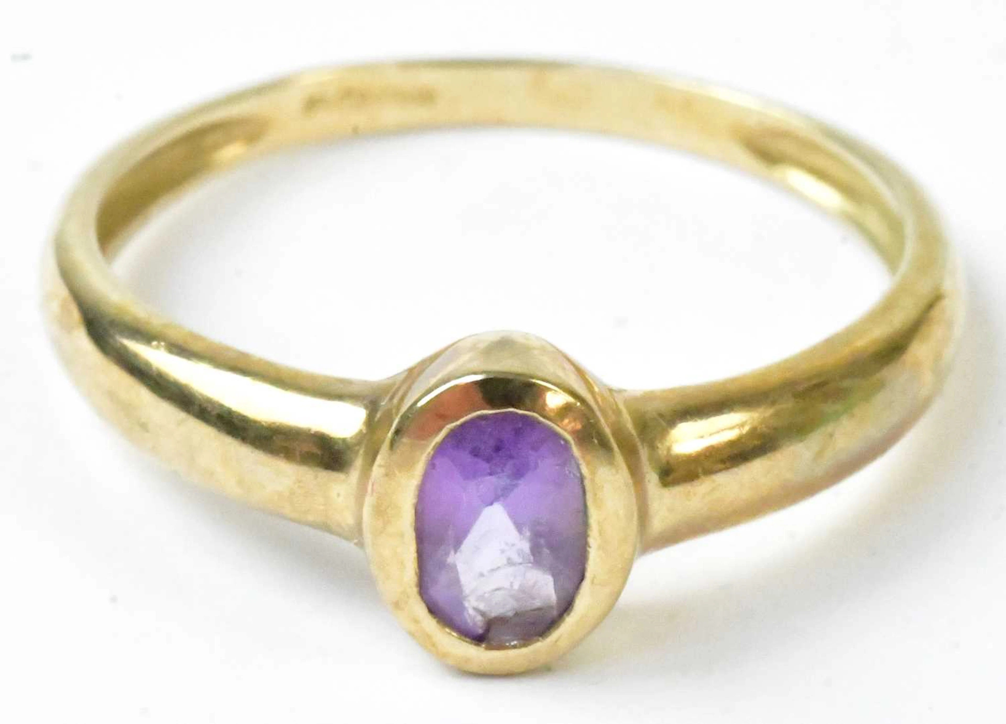 A 9ct yellow gold ring set with an oval amethyst