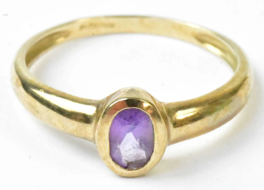 A 9ct yellow gold ring set with an oval amethyst