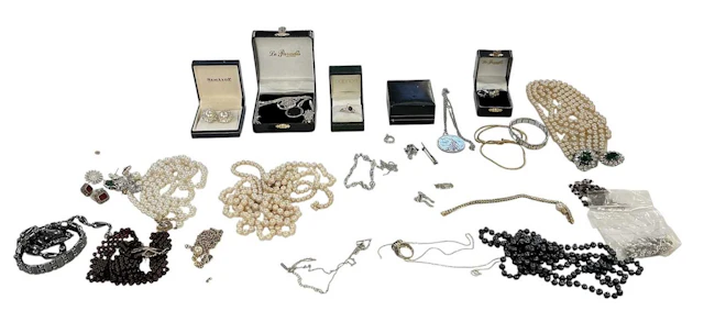 A quantity of assorted costume jewellery including simulated pearls