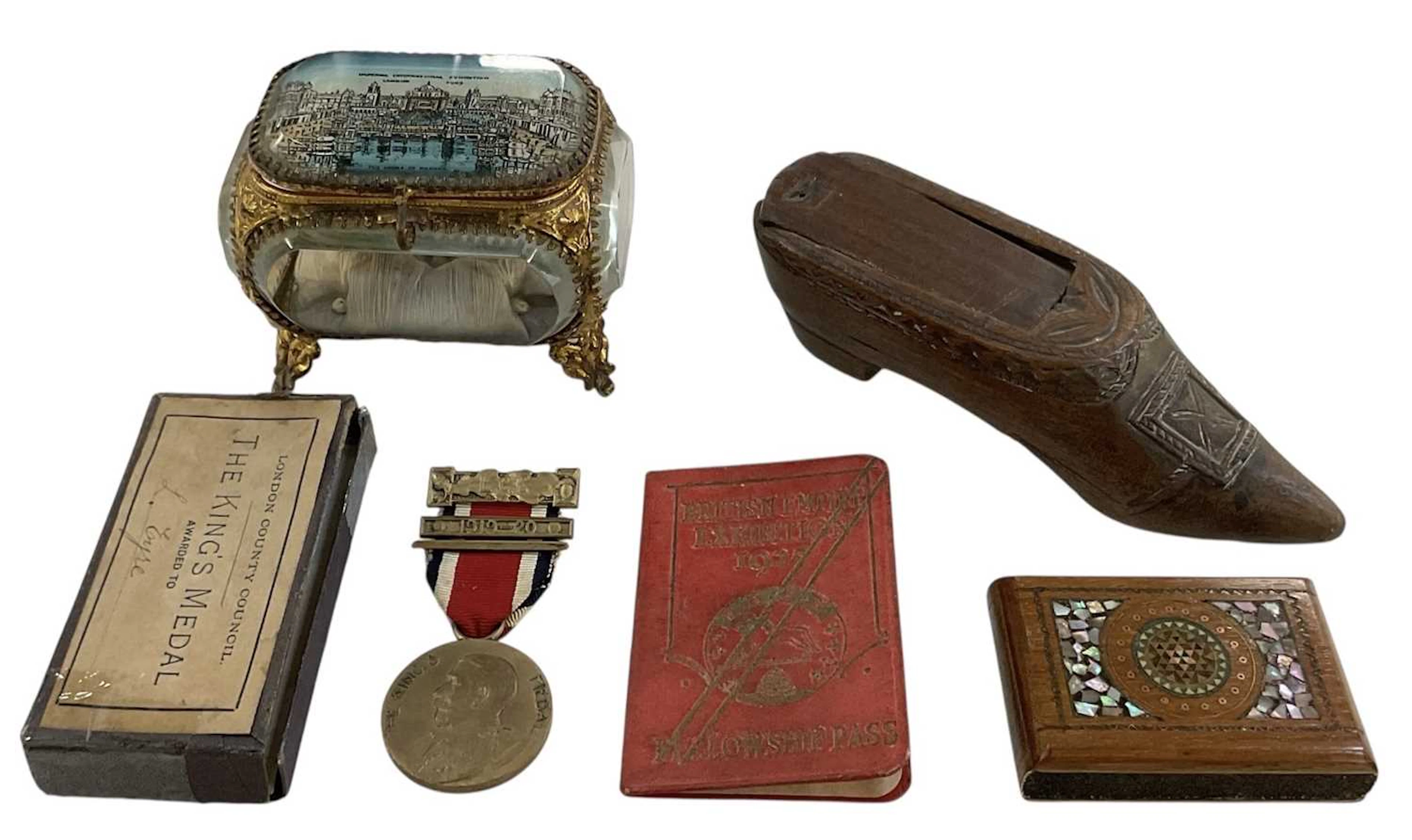 A small quantity of assorted collectors' items comprising...