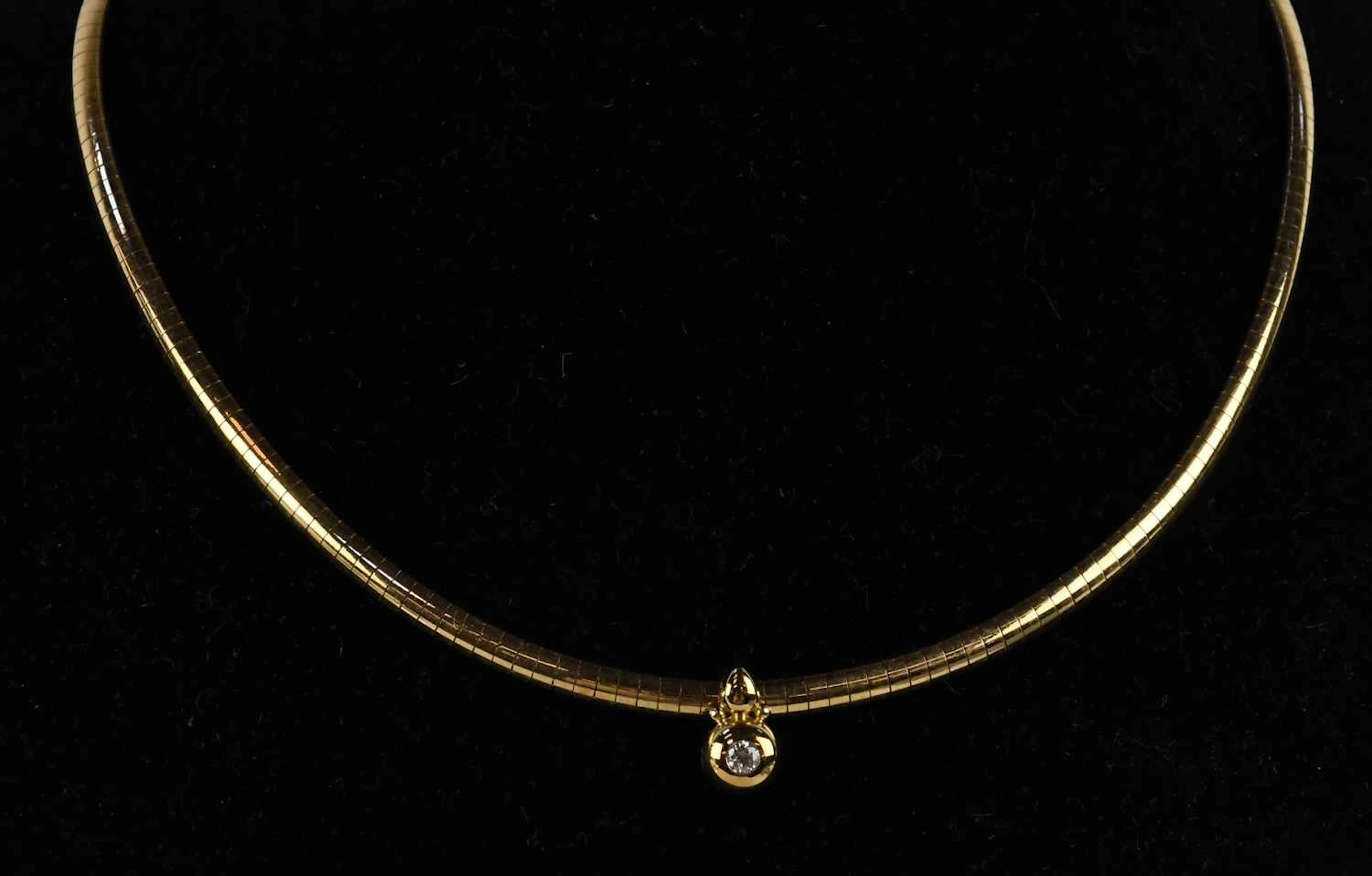 An 18ct yellow gold semi-rigid choker necklace