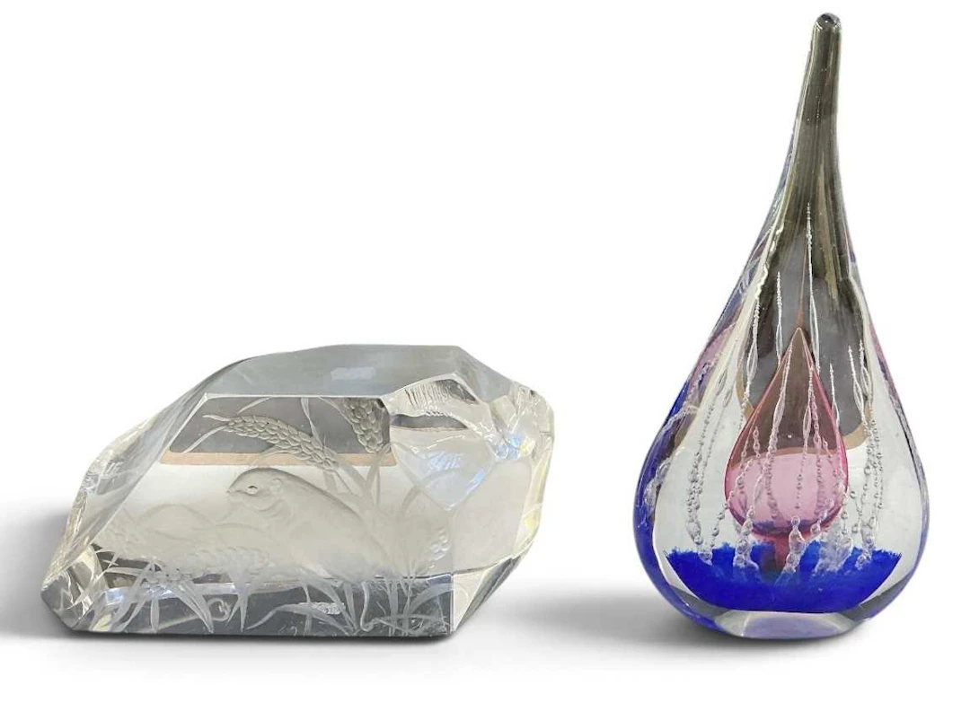 NICK DAVEY FOR DARTINGTON CRYSTAL; a hand engraved crystal glass paperweight